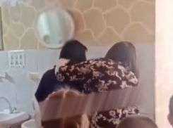 Учительница в Ростовской области насильно смыла косметику с лица школьницы