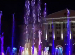Переливающийся всеми цветами радуги мультимедийный фонтан восхитил ростовчан на видео