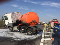 Под Ростовом в ДТП с бензовозом загорелся автомобиль