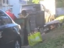 Окунувшихся в помойку за едой мать с двумя детьми жители Ростова с ужасом и содроганием сняли на видео