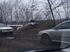 Искалеченное авто из-за ямы на трассе между Щепкинским кольцом и Ростовским морем сняли на видео