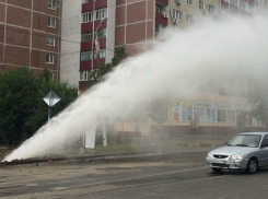 Мощный коммунальный фонтан «искупал» автомобили в Ростове