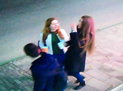 Кража праздничных шаров и поджог «магического» магазина в центре Ростова компанией молодых людей попали на видео