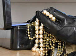 Шкатулки с драгоценностями лишилась женщина после тайного проникновения рецидивиста в Ростове