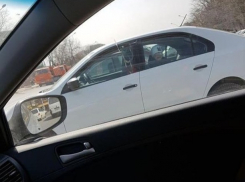 В Ростове горе-родители заперли в машине мучиться от жары рыдающего маленького ребенка 