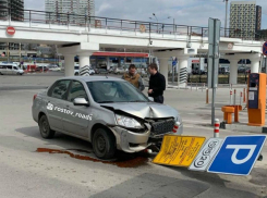 Знаки повсюду: лихой водитель сбил информационный столб на платной парковке в Ростове