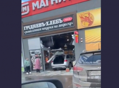 Под Ростовом женщина на «Мерседесе» случайно протаранила витрину пекарни