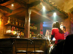 Двое мужчин угнали автомобиль у «рассеянной» посетительницы бара в Ростовской области