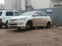 В Ростове на Западном с иномарки украли четыре колеса