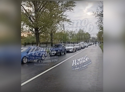 В Ростове на Красную горку образовалась большая пробка на Северном кладбище