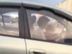 Экстремальные уроки вождения устроила своему маленькому сыну молодая автоледи в Ростове на видео 