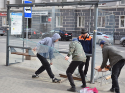 В Ростове-на-Дону начали менять разбитые стекла на автобусных остановках