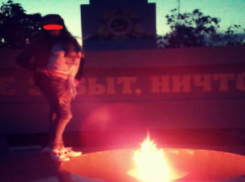 В Новочеркасске в погоне за хорошим селфи девушка залезла на Вечный огонь
