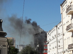 Многоэтажный бизнес-отель объят огромным пламенем в самом центре Ростова