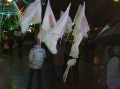 Под ледяным дождем в Ростове молодежь организовали праздновать воссоединение с Крымом