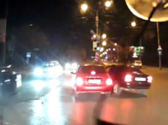 Дерзкий водитель на черном «Опеле» протаранил два автомобиля и скрылся в Ростове
