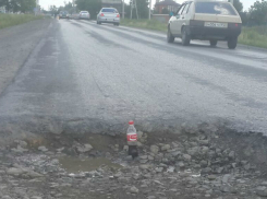 «Забытая» дорожниками опасная глубокая яма на трассе на окраине Ростова делает из водителей каскадеров на видео