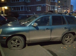 Жители Ростова-на-Дону устроили жестокий самосуд припаркованному автомобилю на тротуаре 