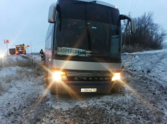 В Ростовской области из-за гололедицы автобус, следовавший в Ингушетию, съехал в кювет