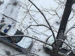 Трое бандитов заклеили глазок и попытались взломать дверь в квартиру ростовчанки