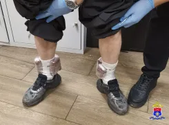 Ростовчанина задержали на вокзале Петербурга с крупной партией запрещёнки, примотанной к ногам