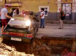 Автоводитель стал жертвой собственной невнимательности и попал в ловушку на разрытой улице Ростова