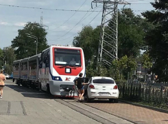 Целый поезд с пассажирами дожидался возвращения охамевшей дамочки за руль авто в Ростове