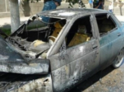 Полностью объятую огнем «десятку» за 20 минут потушили пожарные в Ростовской области