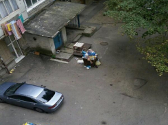 На Семашко жильцы одного из домов страдают от зловонного запаха залежавшегося мусора