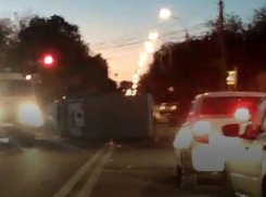 Подрезанная лихим автолюбителем «Газель» опрокинулась посреди дороги в ЗЖМ Ростова