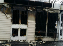 Уничтоженный в жутком пожаре продуктовый магазин в Ростове сняли на фото