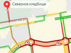 Спешащие на поминки автомобилисты застряли в огромной пробке у Северного кладбища Ростова