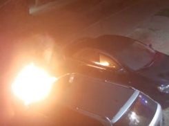 Обиженный бизнесмен с «редкими спичками» сжег иномарку конкурента во дворе Ростова на видео