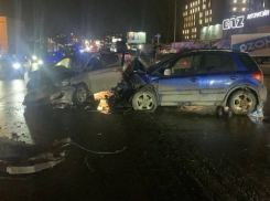 В Ростове в лобовом ДТП пострадали два человека