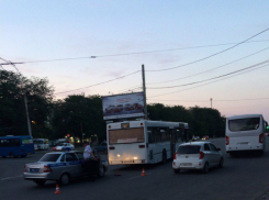 Отъезжавший от остановки автобус сбил женщину со сливами в Ростове