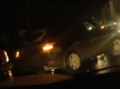 Массовое ДТП в час пик парализовало движение в Ростове и попало на видео