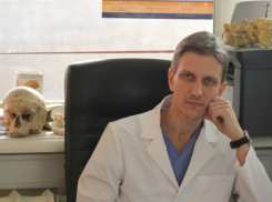 Девушка случайно проткнула себе мозг стеблем розы с шипами во время уборки двора в Ростове