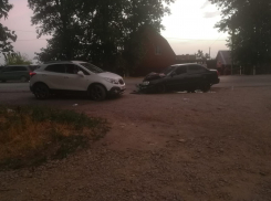 Двое детей и взрослый попали в больницу после ДТП с обгоном в Ростовской области