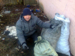Стокилограммовыми мешками угля жонглировал в чужом сарае замерзший житель Ростовской области
