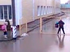 Преодоление «вплавь» пути в школу детьми в Ростовской области показал Рен-ТВ под хит группы «Градусы»