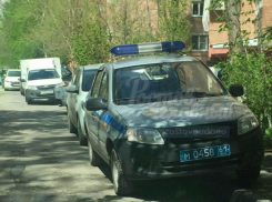 Жители Ростова пристыдили женщину, возмутившуюся парковкой на тротуаре полицейского авто