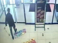 Кража мужчиной детского самоката в торговом центре Ростова попала на видео 