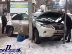 Ростовчанка на «Лексусе» проверила на прочность МАЗ и дорожный столб