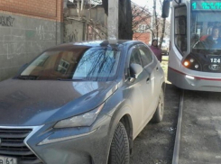 Автохам на иномарке парализовал движение трамваев в Ростове