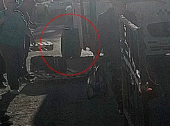 Водитель «вежливой» маршрутки потерял колесо во время движения по центру Ростова