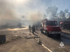 Пожарные более часа тушили вагончик-бытовку рабочих на Суворовском в Ростове