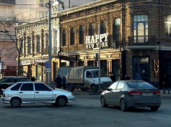 Тройное ДТП в час пик парализовало движение в центре Ростова
