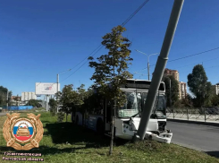В Ростове автобус №67 врезался в опору ЛЭП на Еременко - водитель предварительно потерял сознание