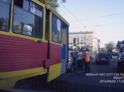 Трамвай протаранил три машины в районе Театральной  площади 