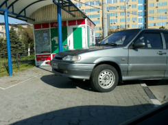 Автохам на остановке у железнодорожного вокзала в Ростове вызвал бурный «фотографический» протест мужчины